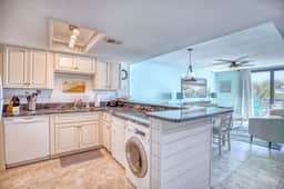 Oceanfront Waterpointe1 206-3b/2b-Sleeps6-Balcony-WIFI-TV-Pool-Family Friendly