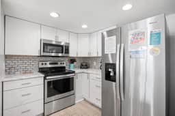 Oceanfront Waterpointe1 707-3b/2b-Sleeps 6-Balcony-WIFI-TV-Pool-Family Friendly