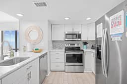 Oceanfront Waterpointe1 707-3b/2b-Sleeps 6-Balcony-WIFI-TV-Pool-Family Friendly