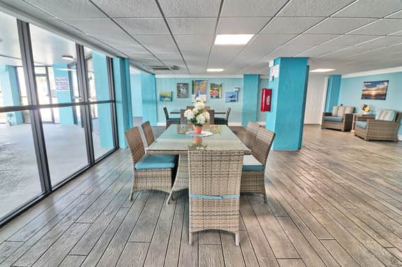 Oceanfront 4bed/3bath-Sleep 10-Pools-Free Parking-WIFI-Oceanfront Balcony