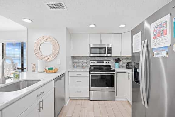 Oceanfront Waterpointe1 707-3b/2b-Sleeps 6-Balcony-WIFI-TV-Pool-Family Friendly