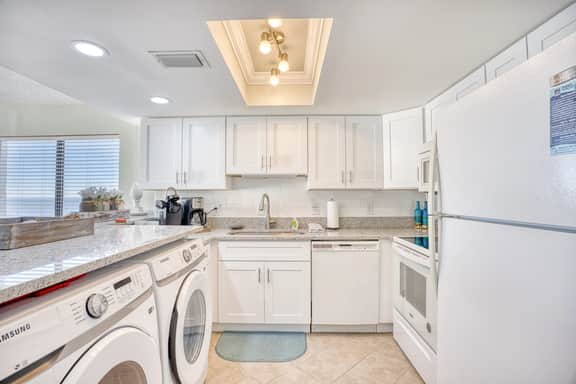 Oceanfront Waterpointe1 907-3b/2b-Sleeps 6-Balcony-WIFI-TV-Pool-Family Friendly