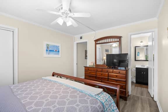 Windy Village Getaway-Oceanfront-Sleep6-2br/2ba-Full Kitchen-Pool-Free Parking