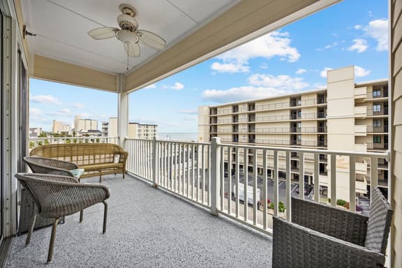 Ocean Breeze Villas-5 bd /5.5 bath-Sleeps 18-(9 BEDS)-Parking-WIFI-Pool