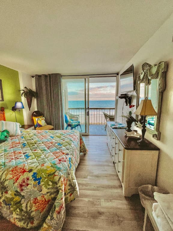 Oceanfront Waterpointe1 504-3b/2b-Sleeps 6-Balcony-WIFI-TV-Pool-Family Friendly